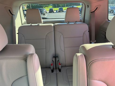 Used 2023 GMC Acadia SLT AWD/4WD image 25
