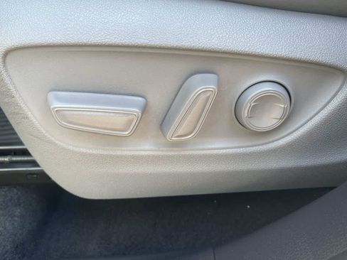 Used 2022 Toyota Highlander XLE AWD/4WD image 12