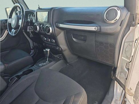 Used 2017 Jeep Wrangler Unlimited Sahara AWD/4WD image 14