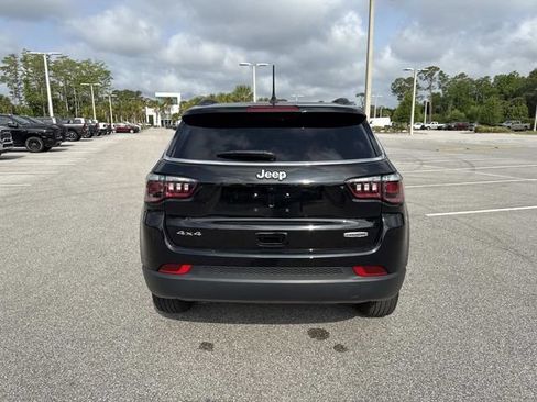 Used 2025 Jeep Compass Latitude AWD/4WD image 4