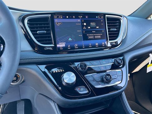 Certified 2024 Chrysler Pacifica Premium image 15