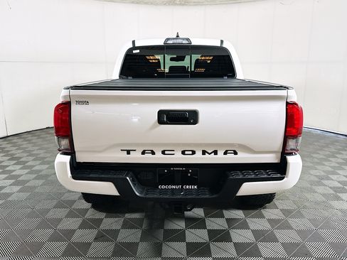 Used 2018 Toyota Tacoma TRD Off-Road AWD/4WD image 4