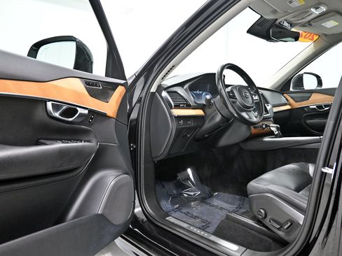 Used 2021 Volvo XC90 T6 Momentum w/ Advanced Package AWD/4WD image 4