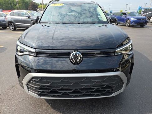 Used 2025 Volkswagen Taos SE image 2