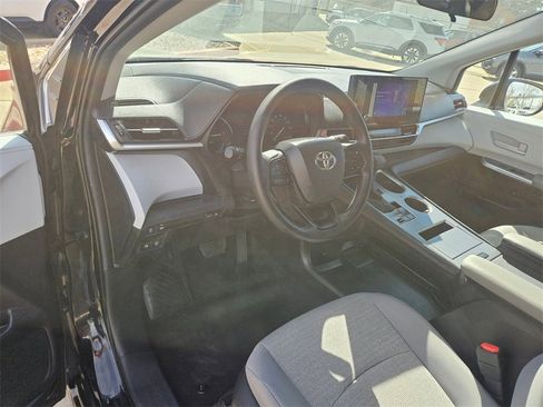 Used 2025 Toyota Sienna LE image 13