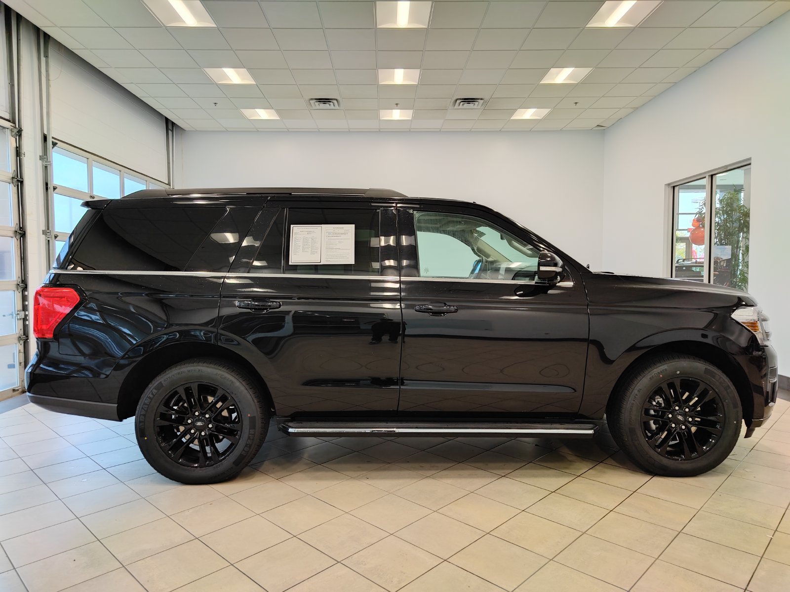 Used 2023 Ford Expedition XLT AWD/4WD image 2