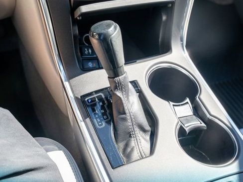 Used 2017 Toyota Camry XLE FWD image 32