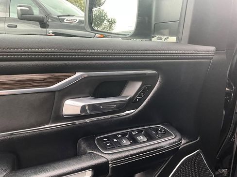 Used 2019 RAM 1500 Laramie AWD/4WD image 12