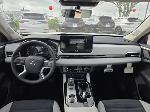 New 2026 Mitsubishi Outlander SE FWD image 15