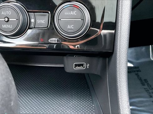 Used 2019 Volkswagen Jetta R-Line w/ R-Line Cold Weather Package FWD image 31