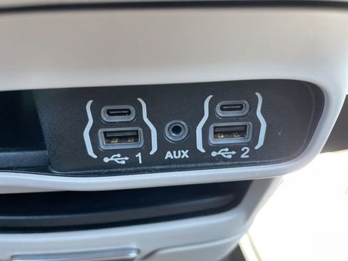 Used 2023 Chrysler Pacifica Touring-L image 23