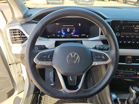 Certified 2025 Volkswagen Taos SE image 16