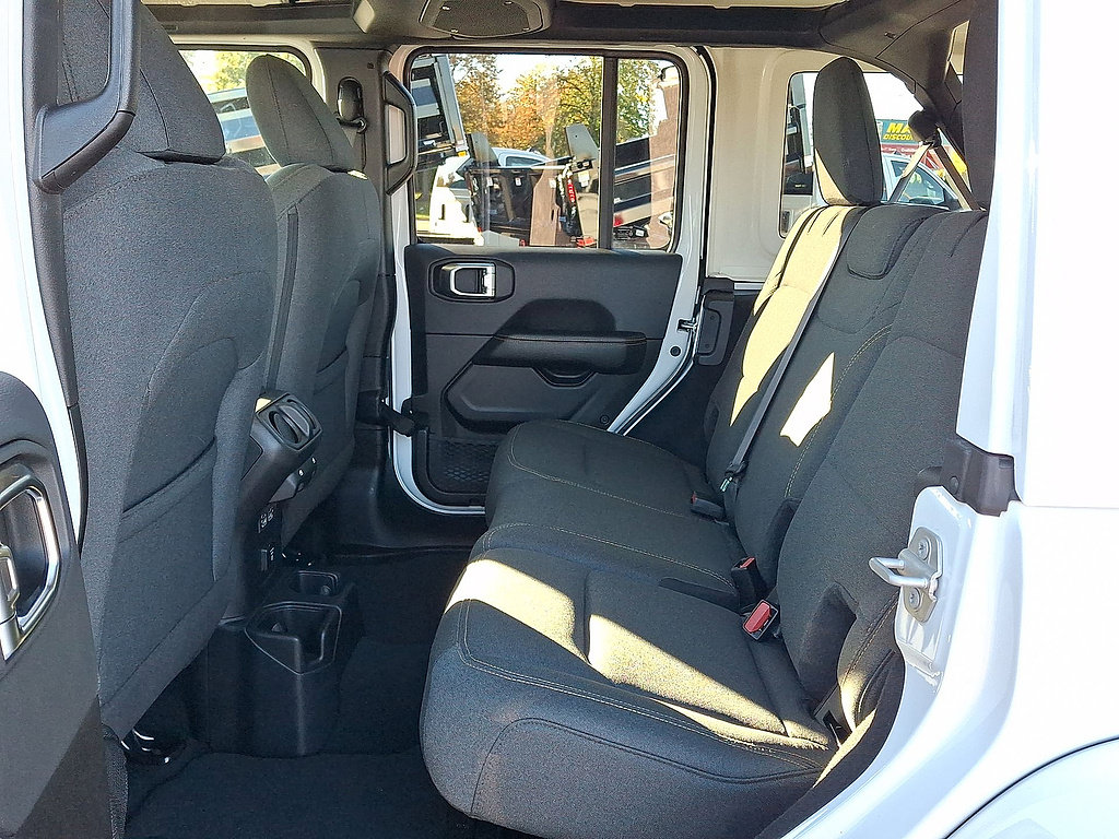 Used 2026 Jeep Wrangler Unlimited Sahara AWD/4WD image 26