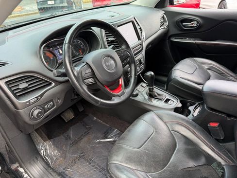 Used 2019 Jeep Cherokee Trailhawk image 24