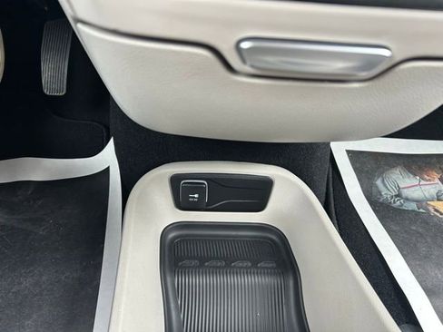 Used 2023 Chrysler Pacifica Touring-L image 27