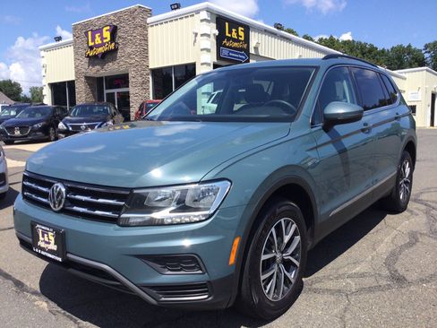 Used 2020 Volkswagen Tiguan SE w/ Panoramic Sunroof Package AWD/4WD image 1