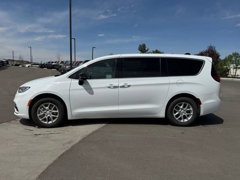 New 2026 Chrysler Pacifica Select FWD image 3