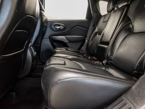 Used 2019 Jeep Cherokee Limited FWD image 28