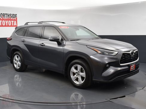 Used 2022 Toyota Highlander LE image 6