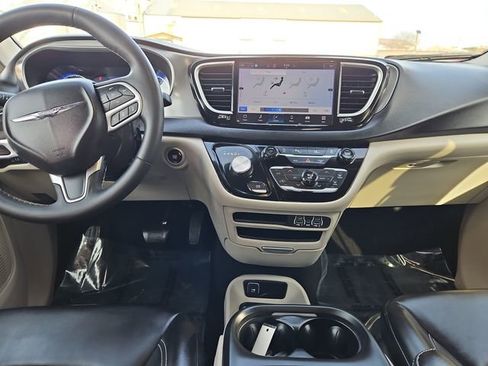Used 2023 Chrysler Pacifica Touring-L image 28