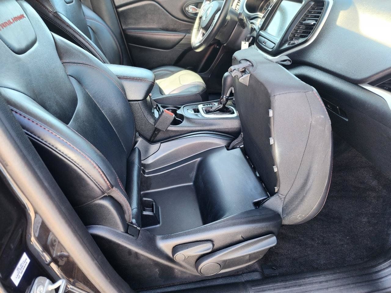 Used 2016 Jeep Cherokee Trailhawk w/ Leather Interior Group AWD/4WD image 30
