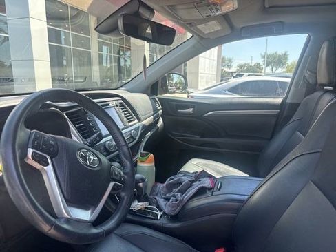 Used 2018 Toyota Highlander SE image 3