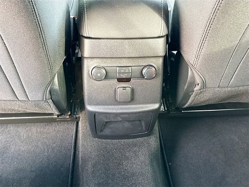 Used 2018 Ford Explorer XLT image 25