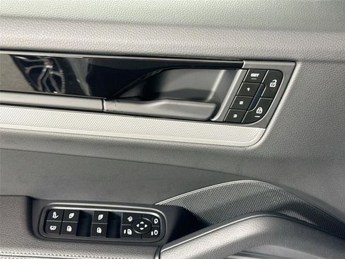 Certified 2026 Porsche Cayenne E-Hybrid AWD/4WD image 31
