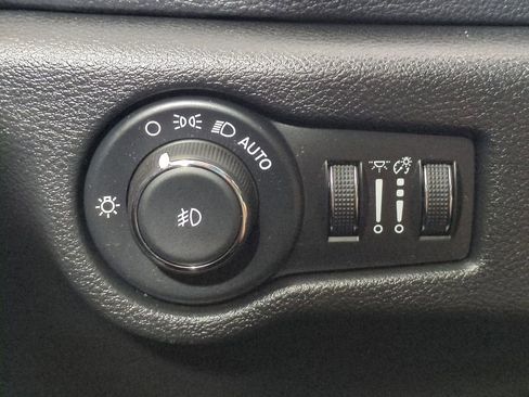 Used 2025 Chrysler Pacifica Limited image 30