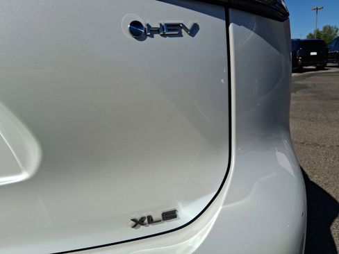 Used 2025 Toyota Highlander XLE AWD/4WD image 12