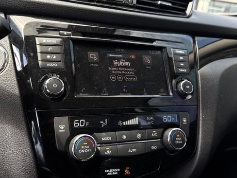 Used 2022 Nissan Rogue Sport SV w/ Technology Package image 21