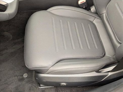 Used 2025 Mercedes-Benz C 300 4MATIC Sedan image 4