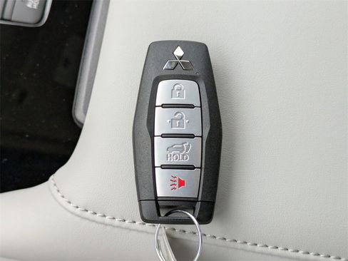 New 2025 Mitsubishi Outlander SE image 28