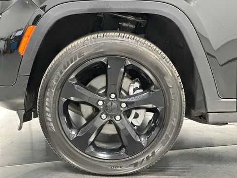 Used 2024 Jeep Grand Cherokee Altitude RWD image 23