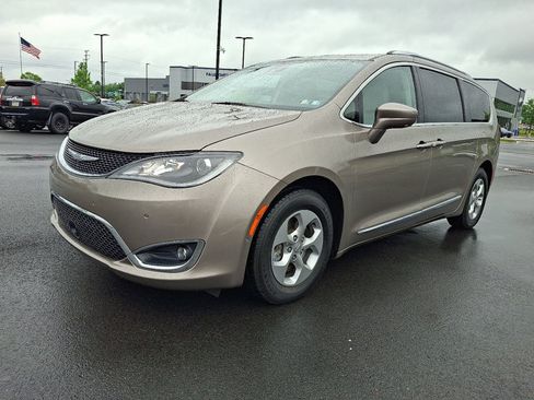 Used 2017 Chrysler Pacifica Touring-L Plus w/ Advanced Safetytec Group FWD image 3
