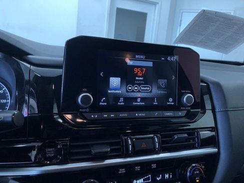 Used 2025 Nissan Pathfinder SV image 28