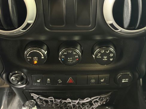 Used 2016 Jeep Wrangler Sahara w/ Connectivity Group AWD/4WD image 18