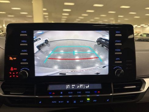 Used 2024 Toyota Sienna XLE image 32