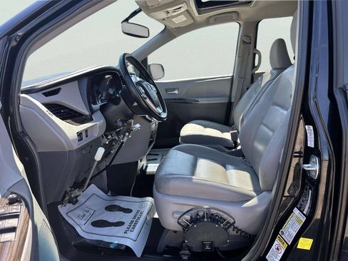 Used 2016 Toyota Sienna XLE FWD image 10