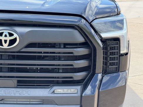 Used 2022 Toyota Tundra SR5 w/ SR5 Premium Package RWD image 4