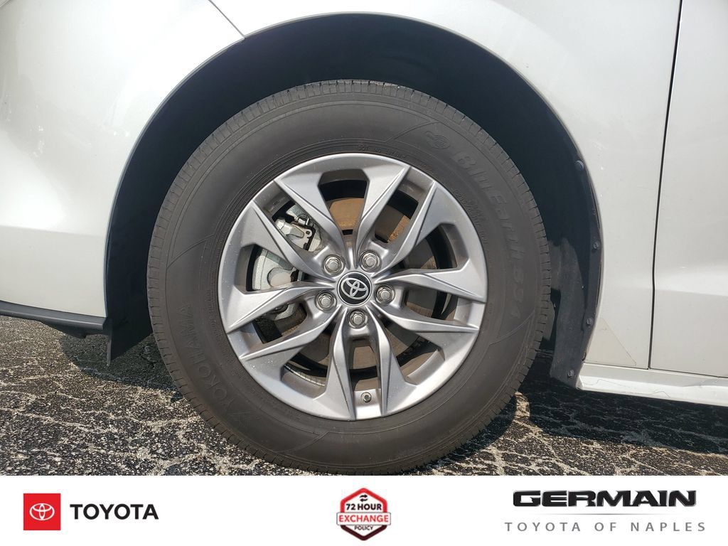 Certified 2025 Toyota Sienna XLE FWD image 13