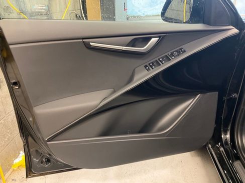 New 2025 Kia Niro EX Touring image 11