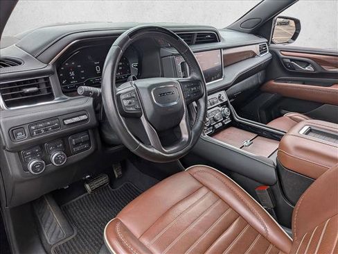 Used 2023 GMC Yukon XL Denali Ultimate AWD/4WD image 9