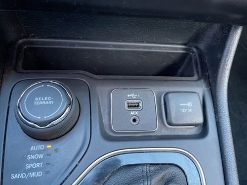 Used 2022 Jeep Cherokee Limited image 45