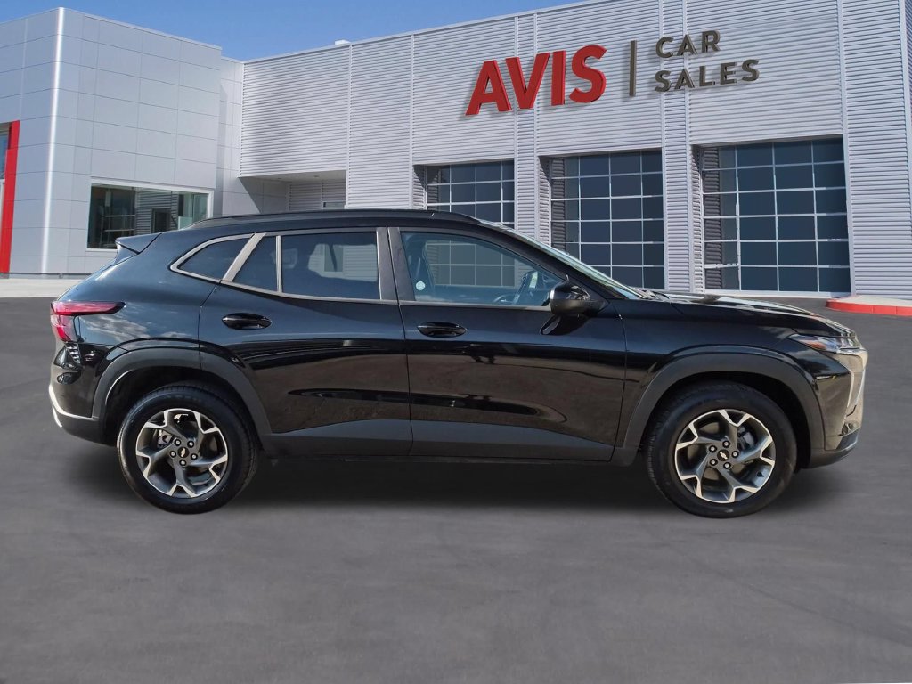 Used 2026 Chevrolet Trax LT FWD image 5