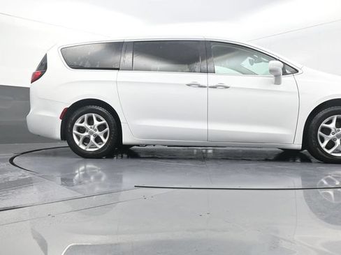 Used 2018 Chrysler Pacifica Touring Plus w/ Tire & Wheel Group FWD image 36