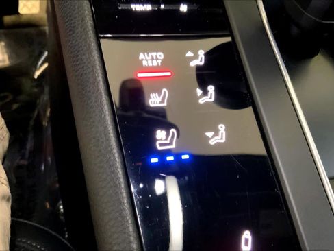 Used 2023 Porsche Macan Turbo image 37