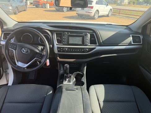 Used 2019 Toyota Highlander LE FWD image 15