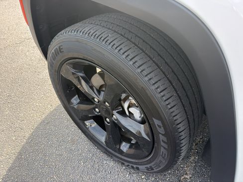 Used 2023 Jeep Grand Cherokee Altitude image 8