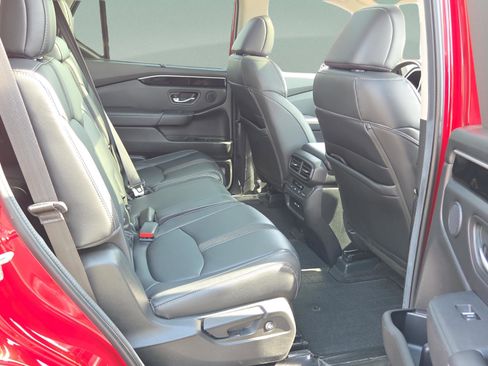 Used 2024 Honda Pilot Touring image 23
